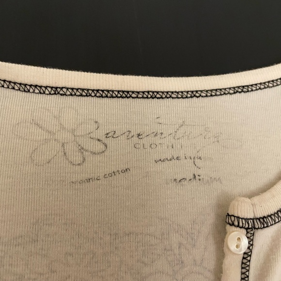 Gorgeous designer knitwear w/black floral line drawings on sleeves and back - Picture 8 of 8